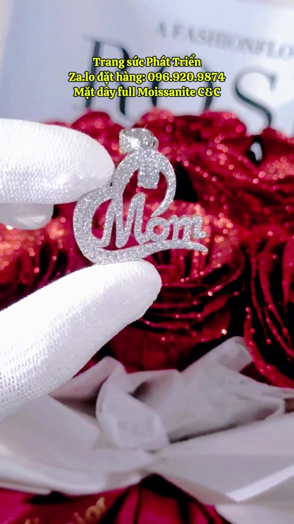 Mặt dây chuyền kim cương Moissanite chữ Mom (Mẹ) (M78706)