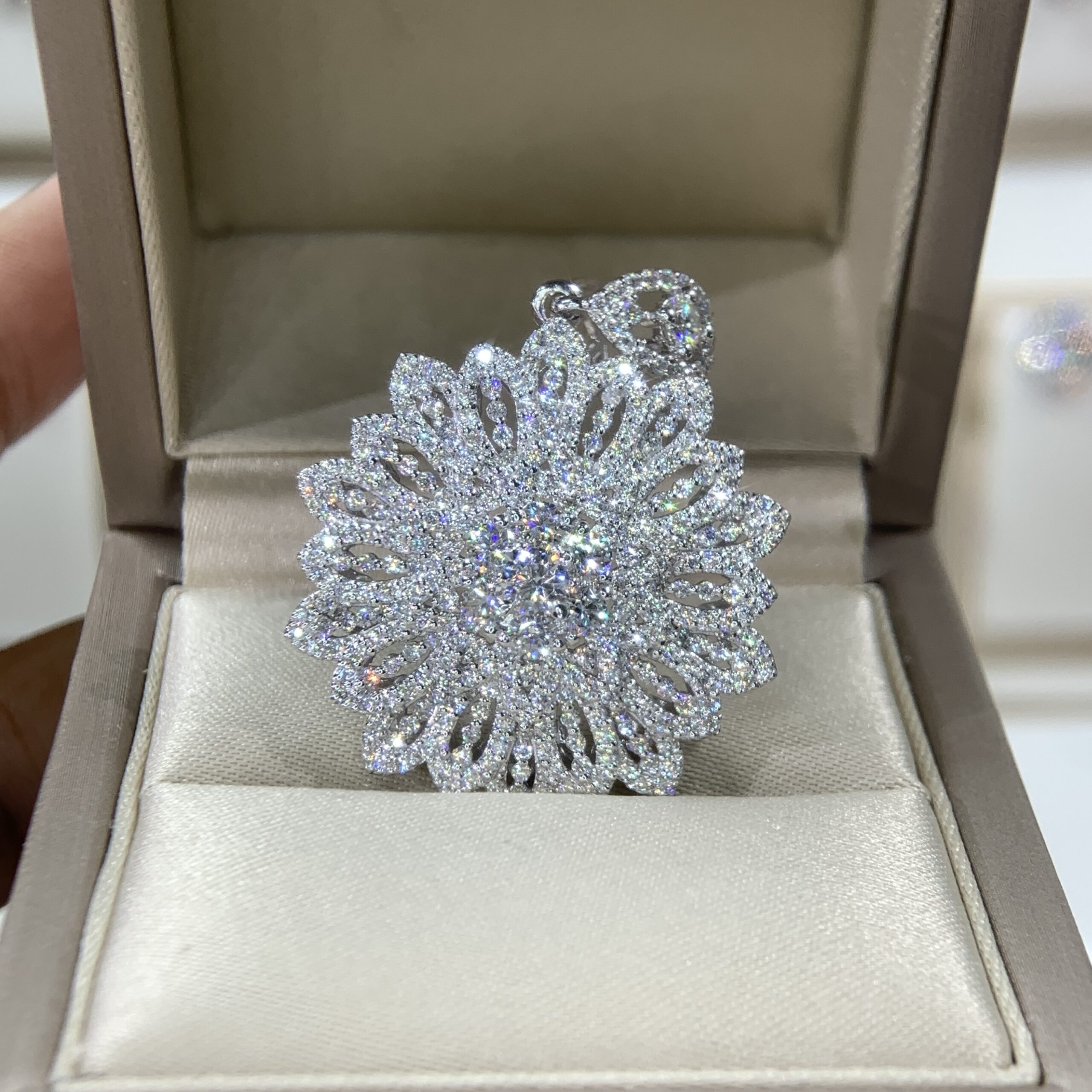 Mặt dây chuyền kim cương Moissanite GRA hoa lớn (B320217) - Ảnh 4