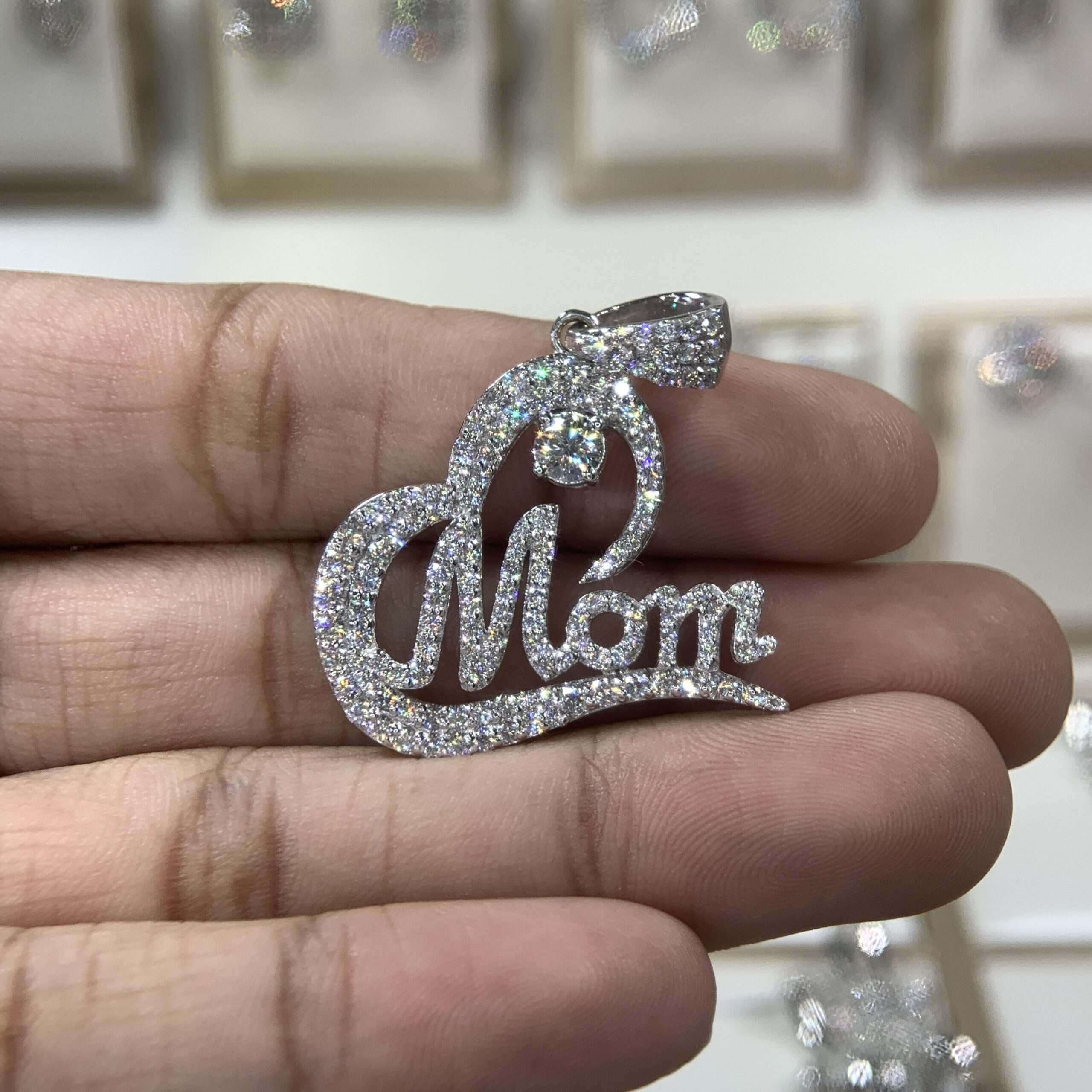 Mặt dây chuyền kim cương Moissanite GRA chữ Mom (M917564) - Ảnh 4