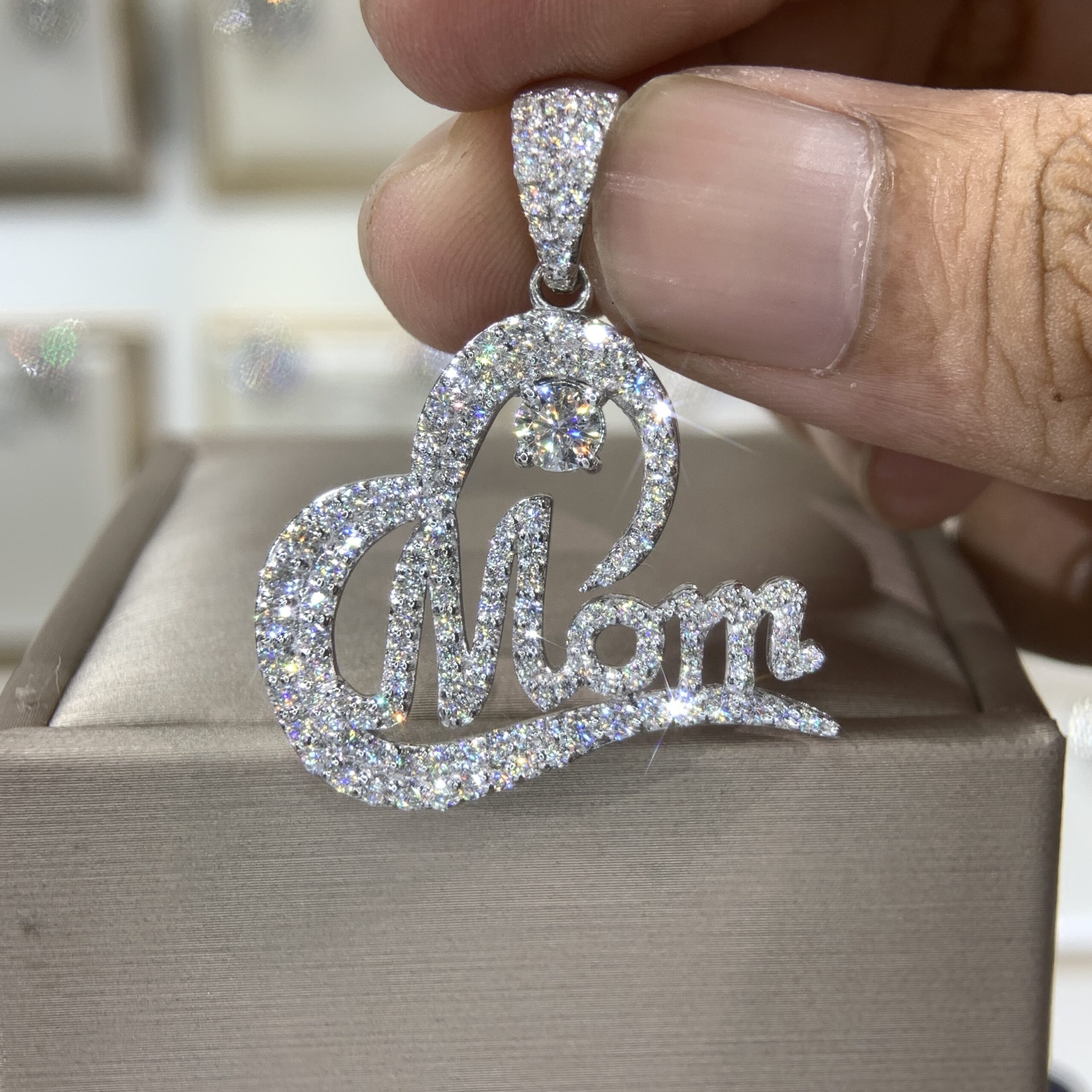 Mặt dây chuyền kim cương Moissanite GRA chữ Mom (M917564)