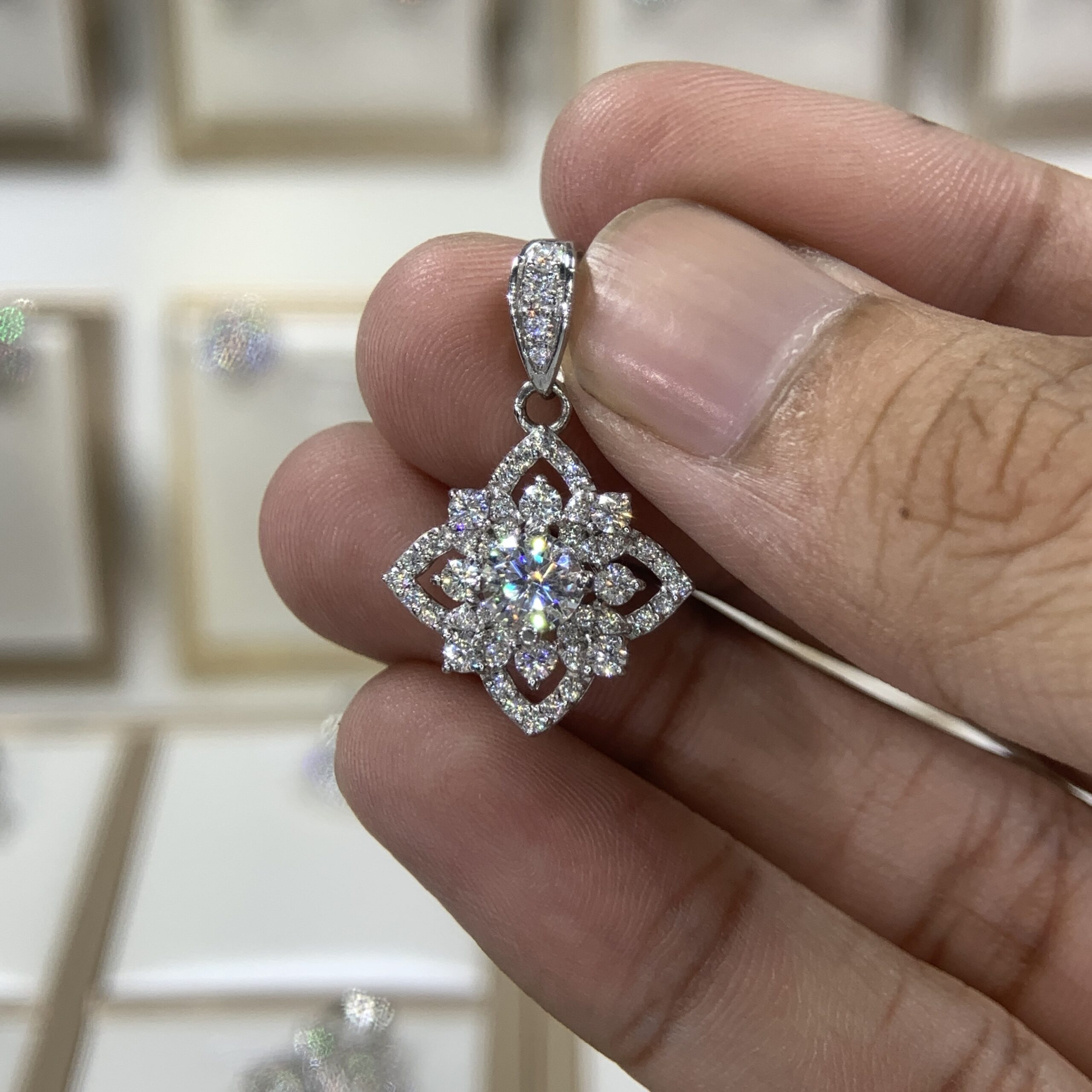 Mặt dây chuyền kim cương Moissanite GRA hoa 4 cánh (M58746) - Ảnh 4
