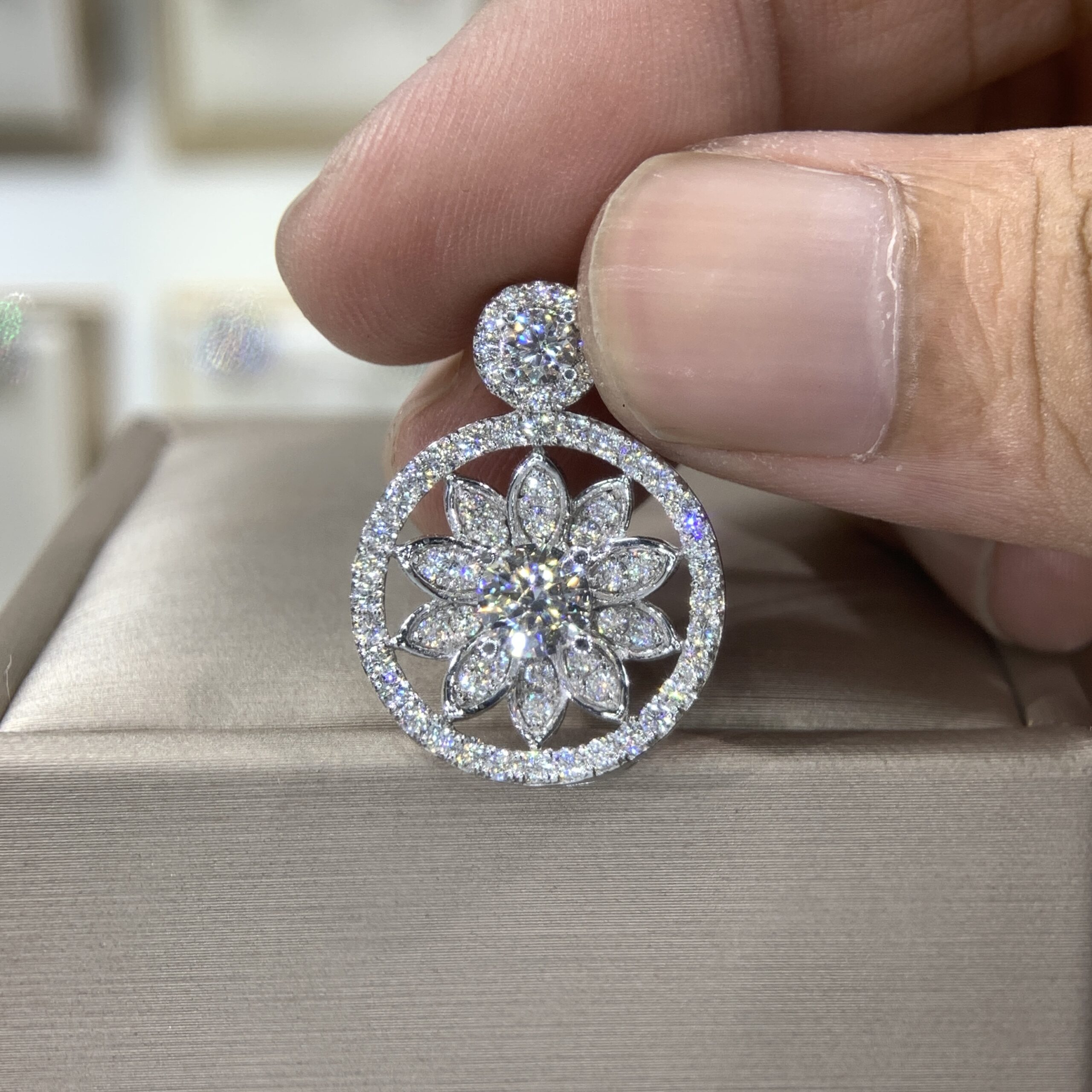 Mặt dây chuyền kim cương Moissanite GRA hoa sen (M79604)