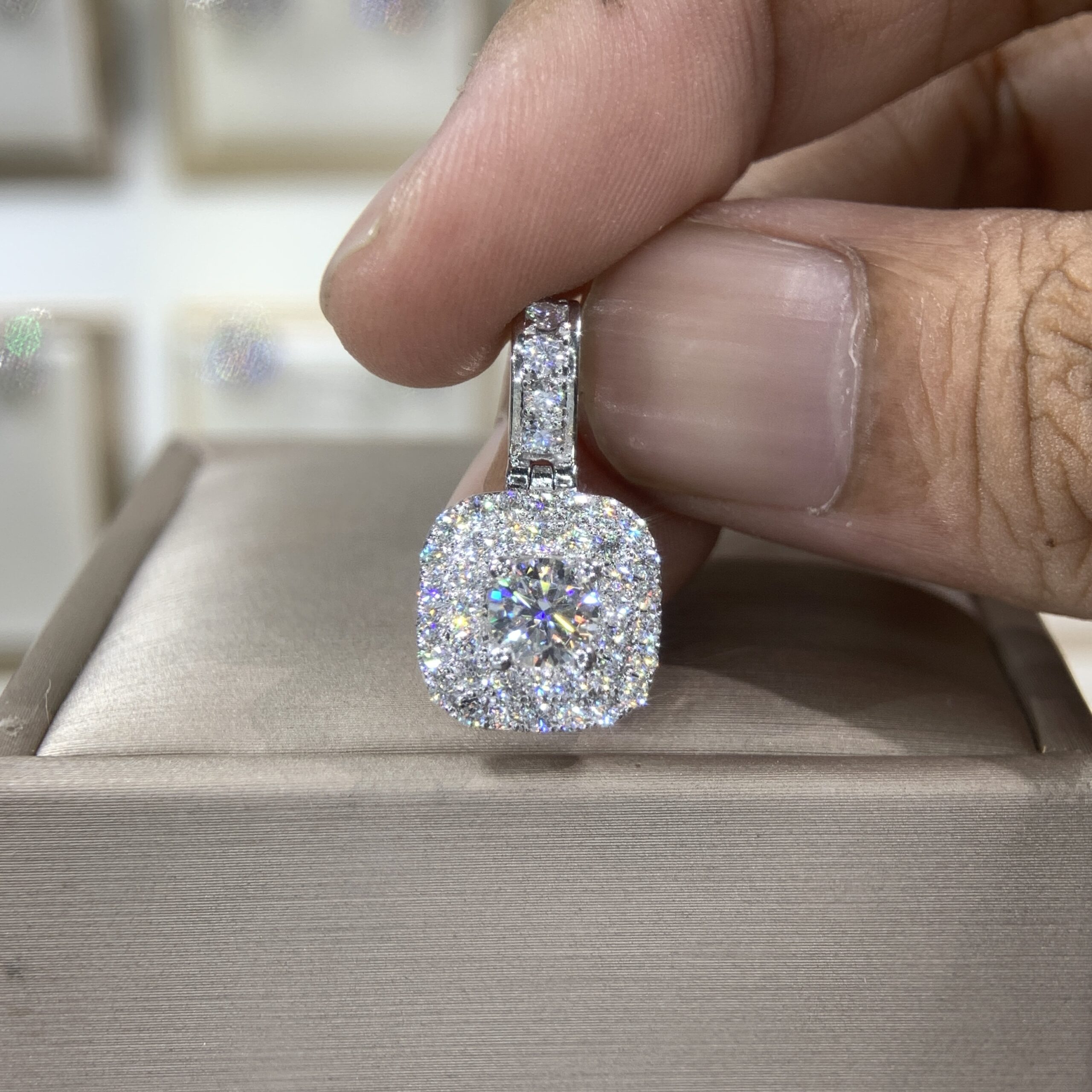 Mặt dây chuyền kim cương Moissanite GRA halo vuông (M610937)