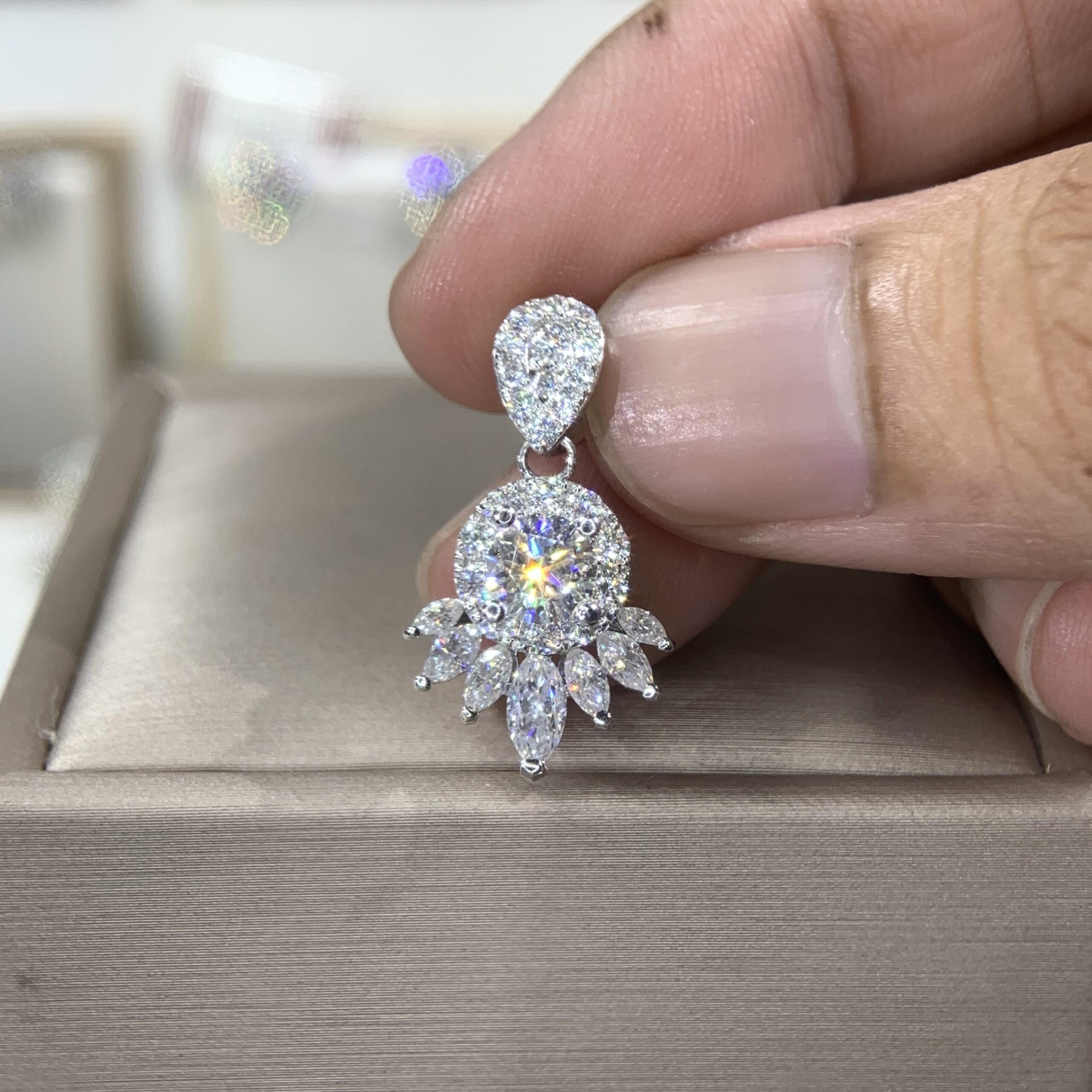 Mặt dây chuyền kim cương Moissanite GRA halo tròn (M610157)