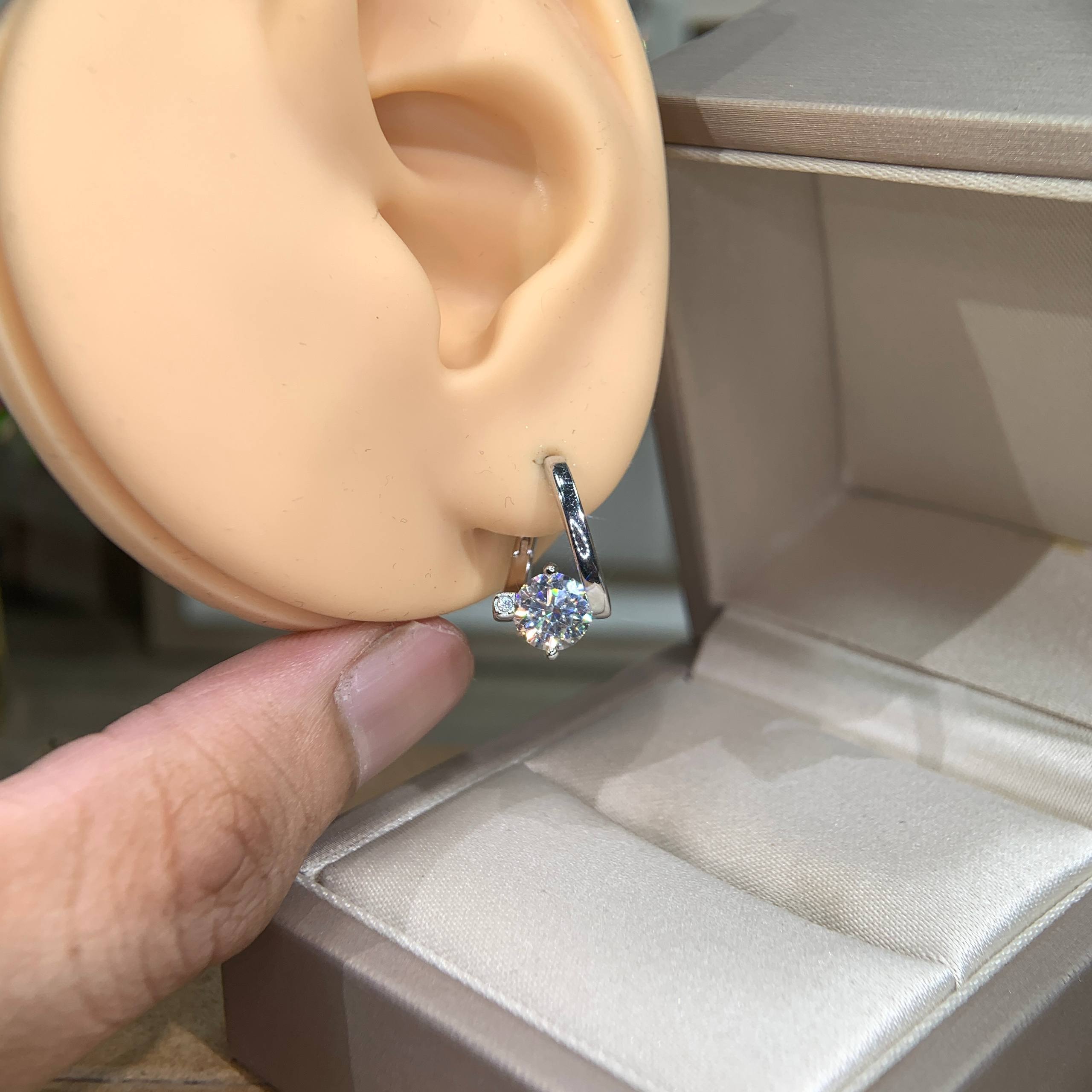 Bông tai kim cương Moissanite GRA (L60) - Ảnh 4